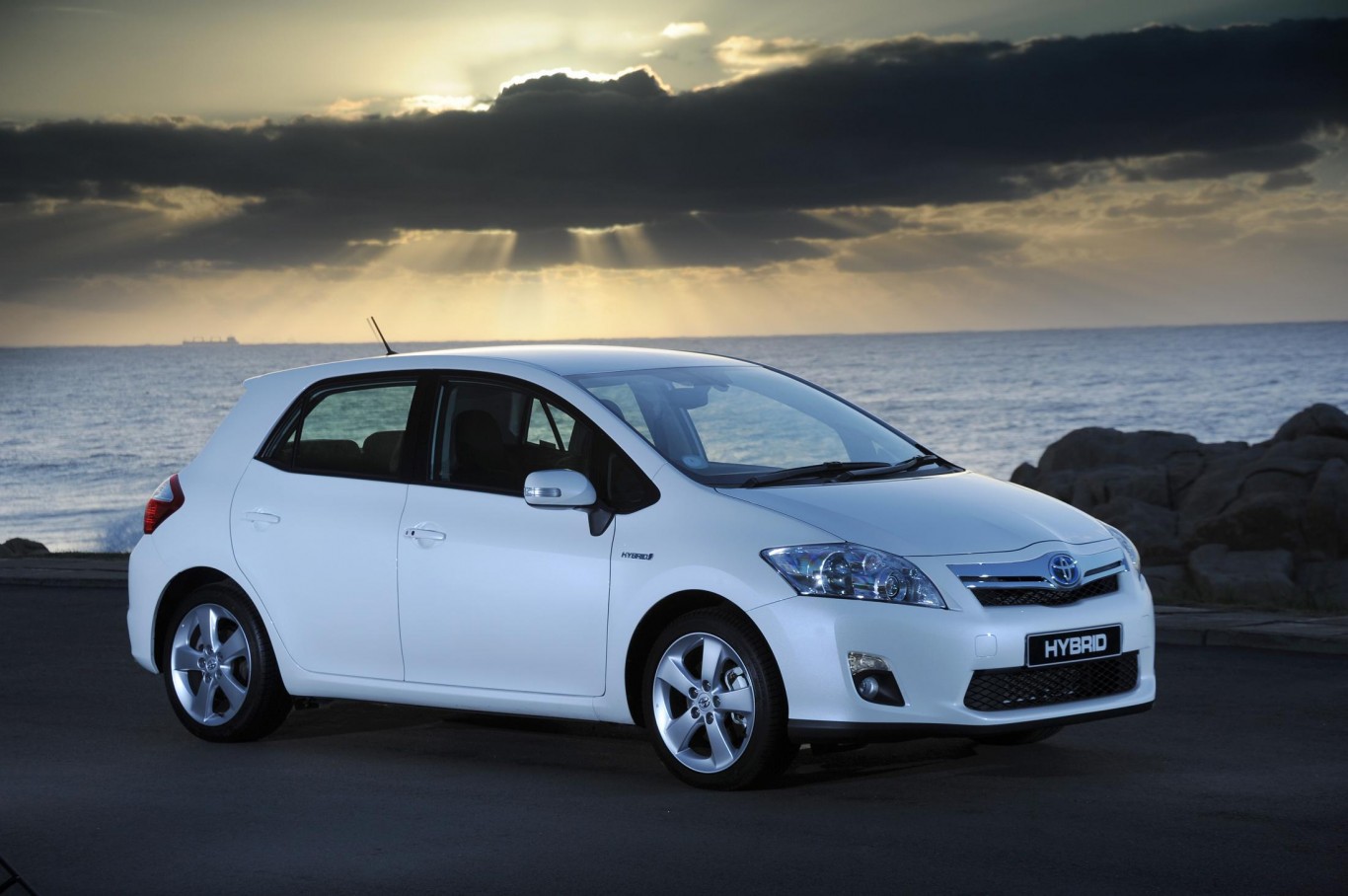 New Toyota Auris hybrid showcased at Geneva