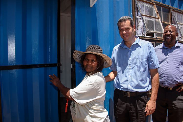 Lindley Ntlanjeni (centre) enters her housing unit for the first time, assisted by Neil Stander, Programs and Engineering Manager at the Ford Struandale Engine Plant, and Thabo Masete, Ford’s Human Resources Manager.