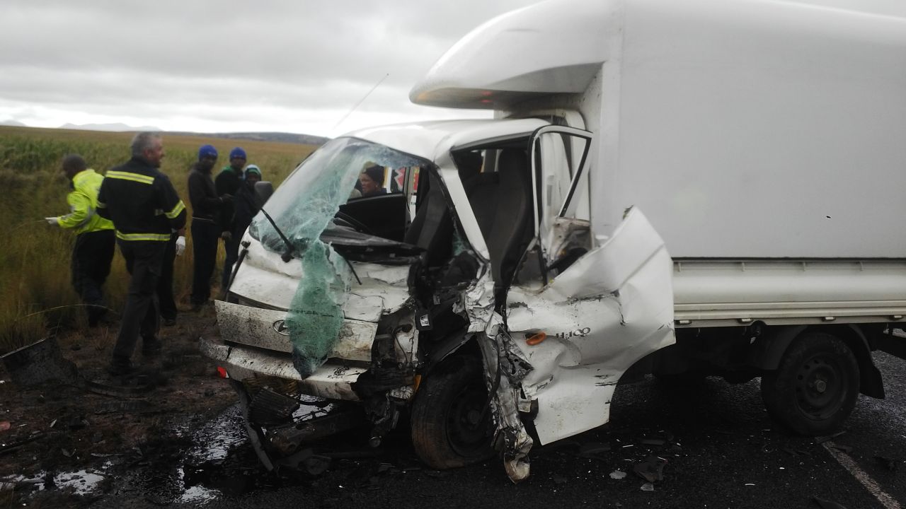 Truck and bakkie collide injuring four, Bethlehem.