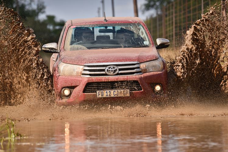 hilux-mud-splash_880x500