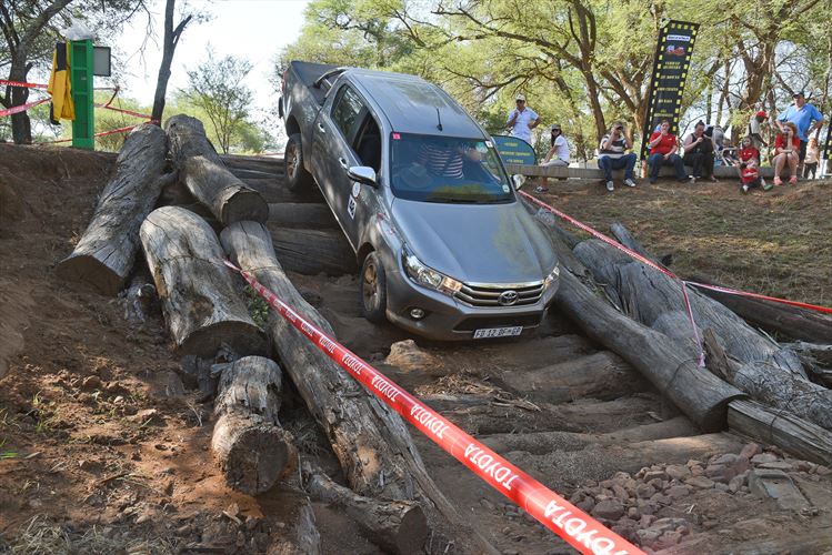 hilux_log-obstacle_880x500