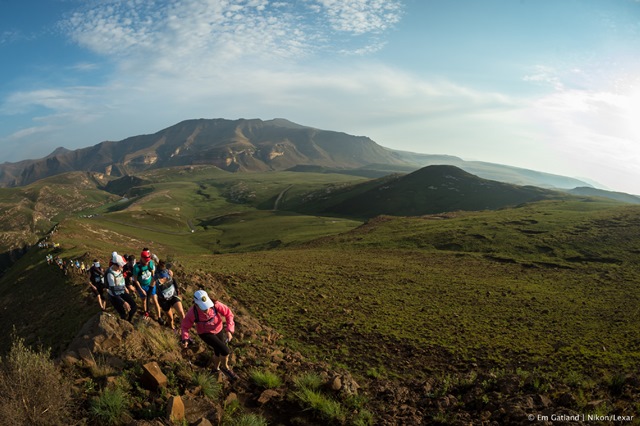 runners-making-their-way-through-the-beautiful-landscape-at-the-old-mutual-wild-series-golden-gate-challenge