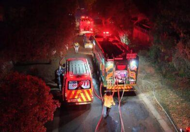 Firefighters quickly contained and extinguished a thatch lapa fire in Bosburg Firefighters quickly contained and extinguished a thatch lapa fire in Bosburg