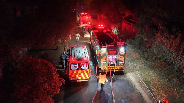 Firefighters quickly contained and extinguished a thatch lapa fire in Bosburg Firefighters quickly contained and extinguished a thatch lapa fire in Bosburg